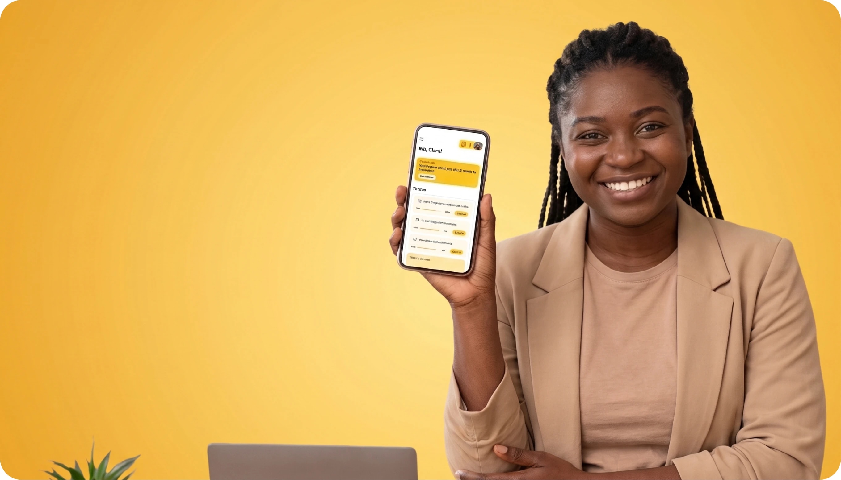 Empreendedora sorrindo com o celular aberto na AceleraYá